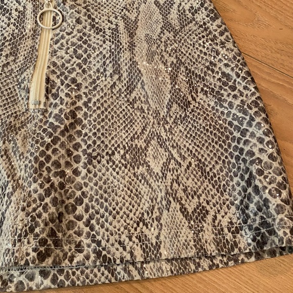 Savage 3 piece python print sheen to it - Picture 4 of 5